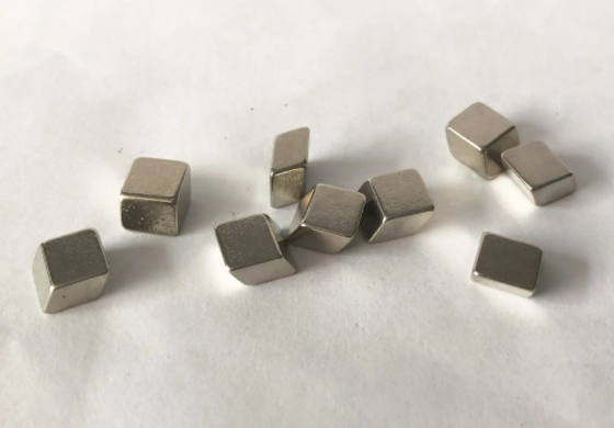 Ni Cu Ni Coating N38 NdFeB Magnet Block รูปทรงพิเศษสำหรับเครื่องจักรฮาร์ดแวร์