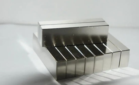 แม่เหล็กนีโอไดเมียม N45 บล็อกแม่เหล็กแท่งนีโอไดเมียมทรงพลังเคลือบ Zn